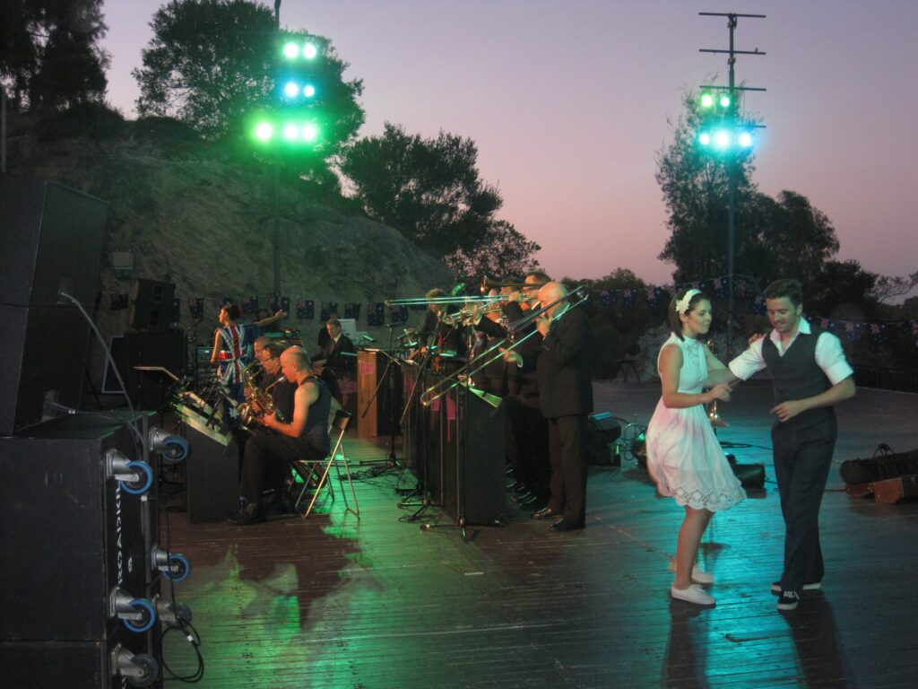 Quarry Amphitheatre - Hip Mo' Toast
